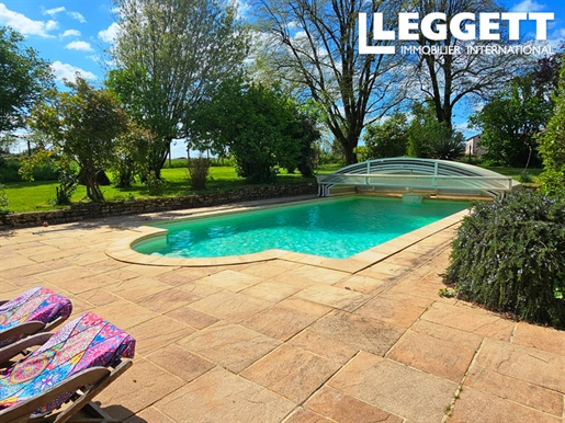 Propriété de 230 m² rénovée avec goût, jardin et piscine sublimes, au calme absolu.