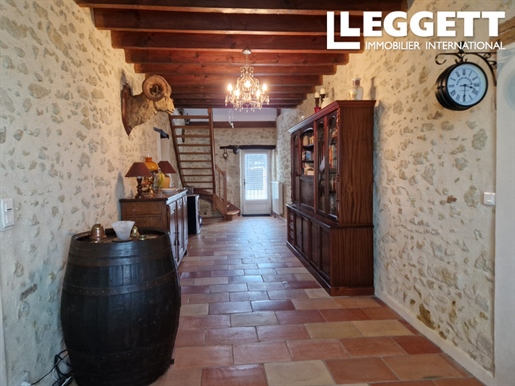 Magnificent 270 m² country house with large outbuildings: