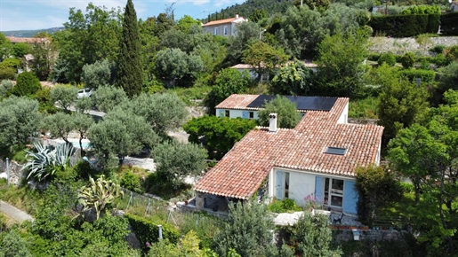 Property with panoramic views, 2 minutes from the village of Claviers, with swimming pool