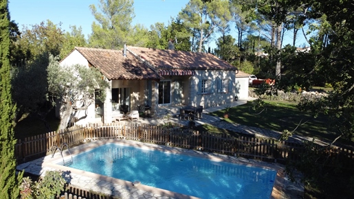 Villa with swimming pool, in a quiet location