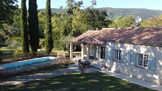 Villa with swimming pool, in a quiet location