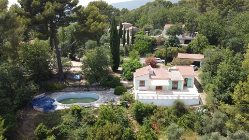 Hübsche Villa mit Panoramablick auf das Dorf