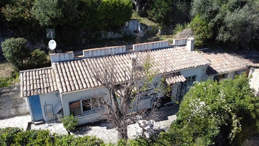House with land, in the center of the village of Seillans