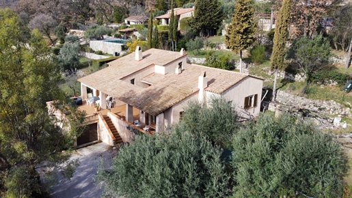 Villa with panoramic views and close to the village