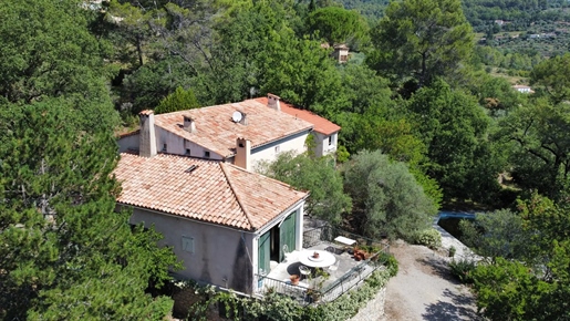 Magnificent traditional property with swimming pool and view of the village of Fayence