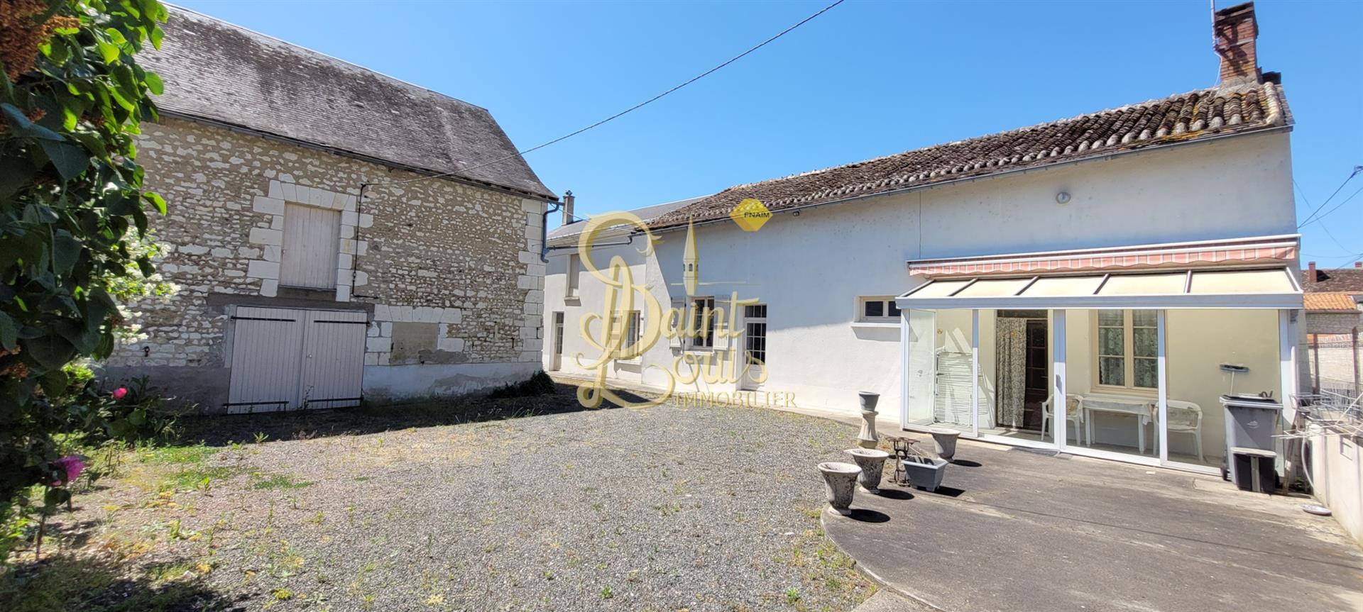 Maison De Village De 123 M2 De Plain-Pied Avec Dependances Et Grand Jardin