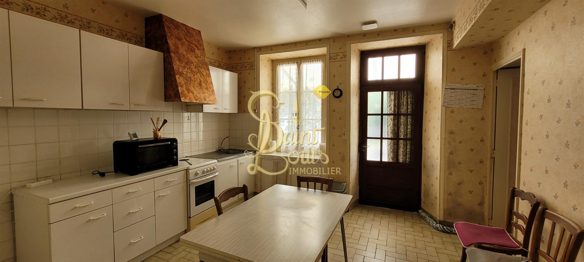 Maison De Village De 123 M2 De Plain-Pied Avec Dependances Et Grand Jardin