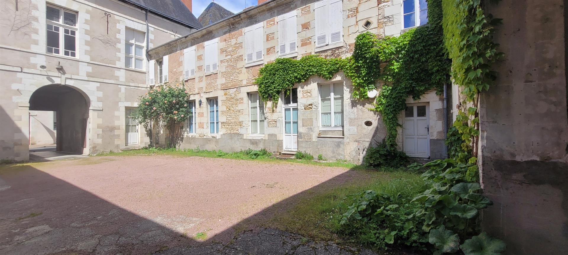 Demi Hotel Particulier Du XVIIème 5 Chambres, Dependances Et Jardin Clos