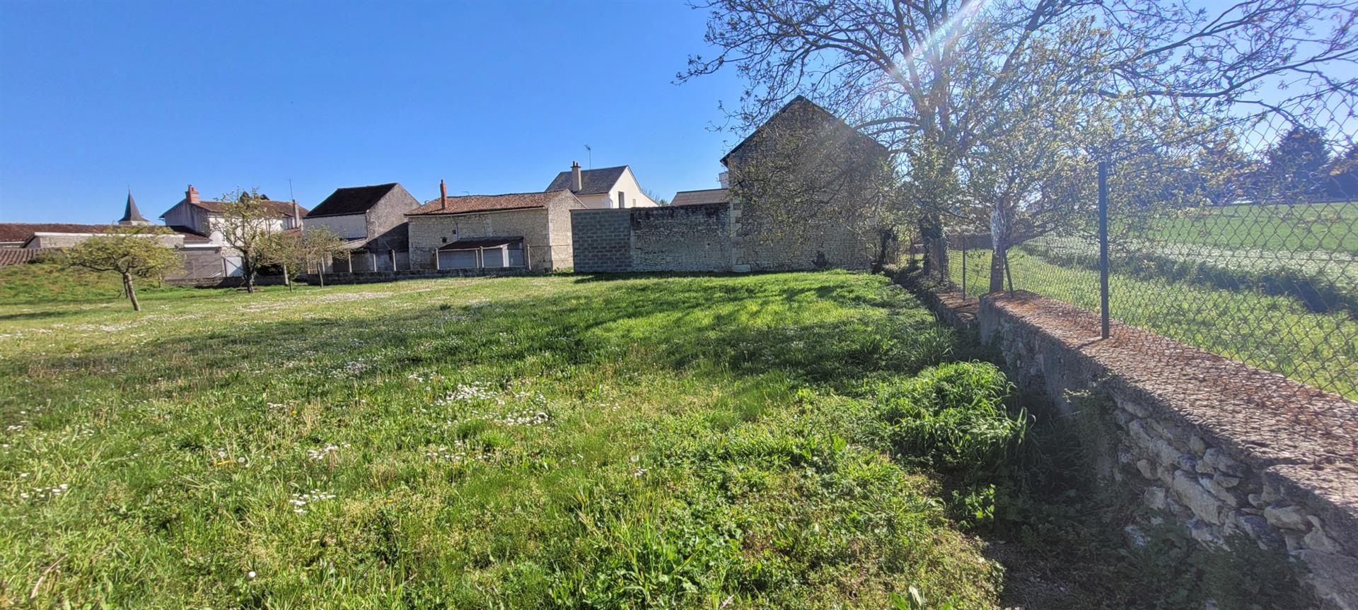 Maison Ancienne + Grange Avec 6520 M2 De Terrain Et Dependances