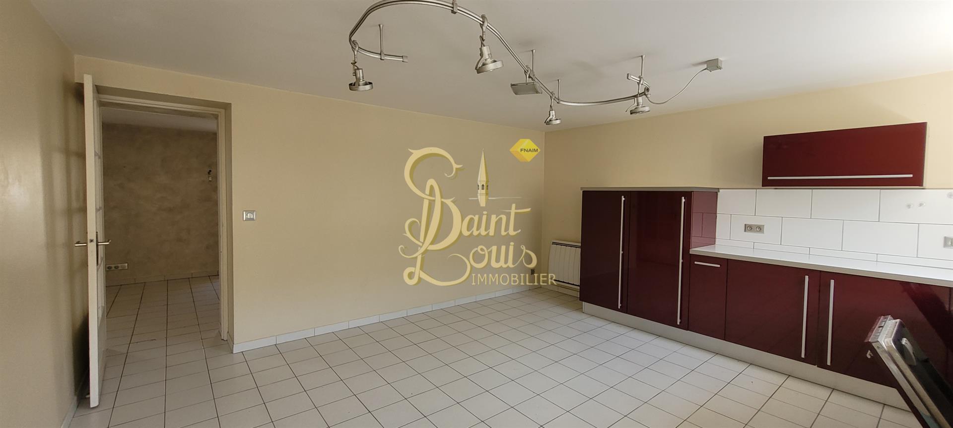 Appartement De 96 M2 En Duplex Avec Espace De Rangement En Rdc Poss 2 Logements