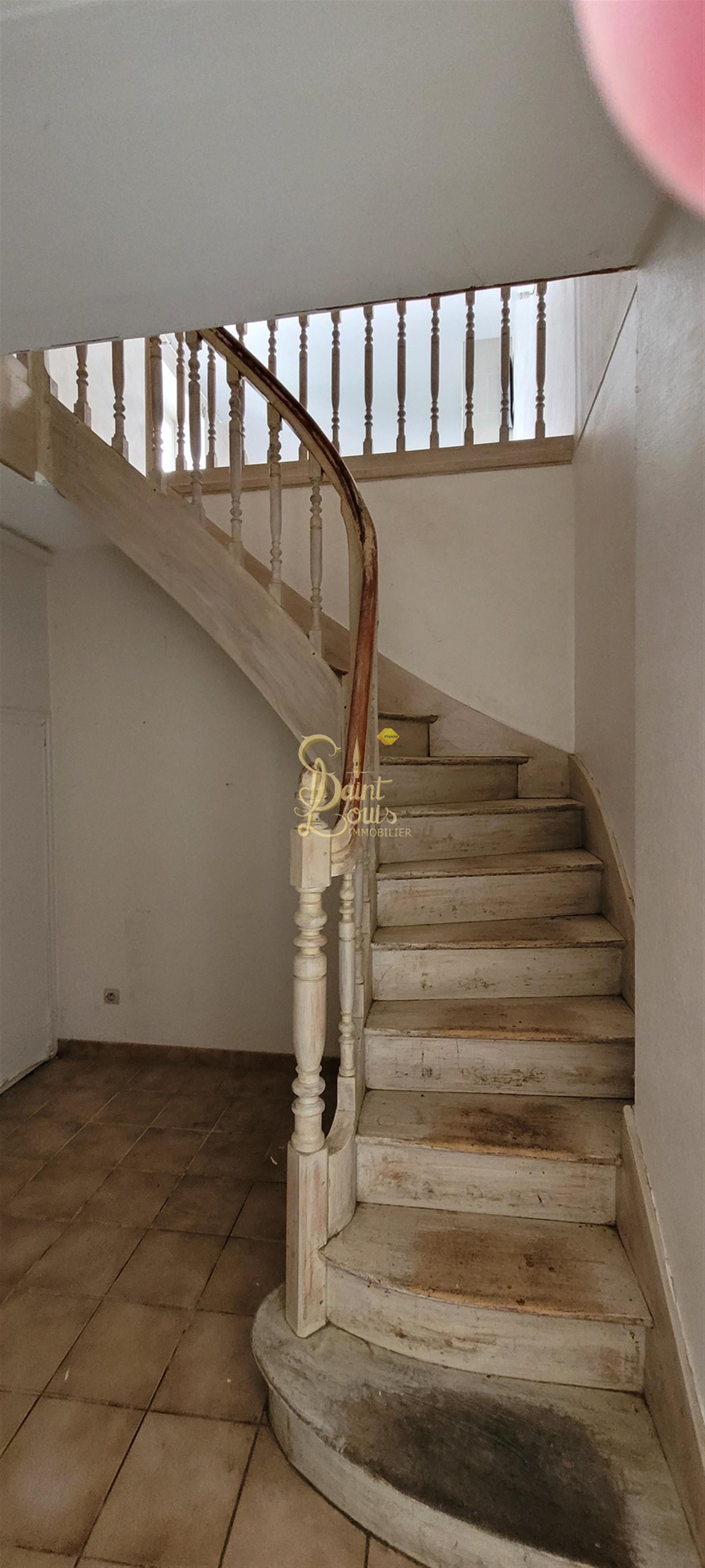 Appartement De 96 M2 En Duplex Avec Espace De Rangement En Rdc Poss 2 Logements