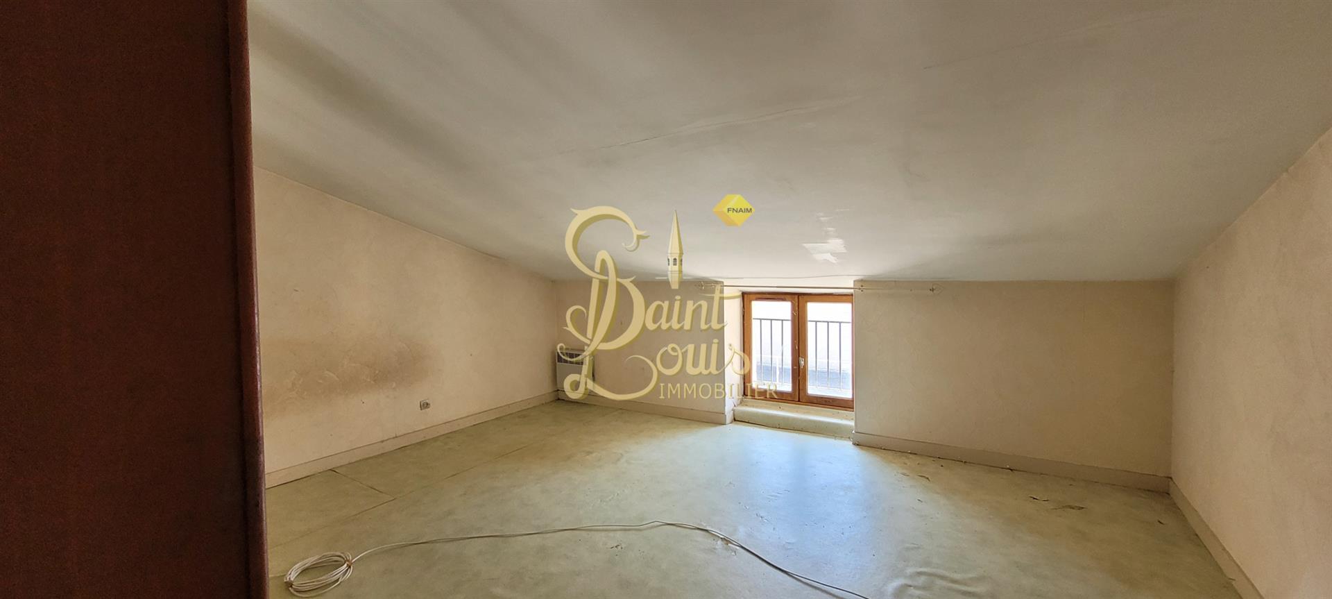 Appartement De 96 M2 En Duplex Avec Espace De Rangement En Rdc Poss 2 Logements