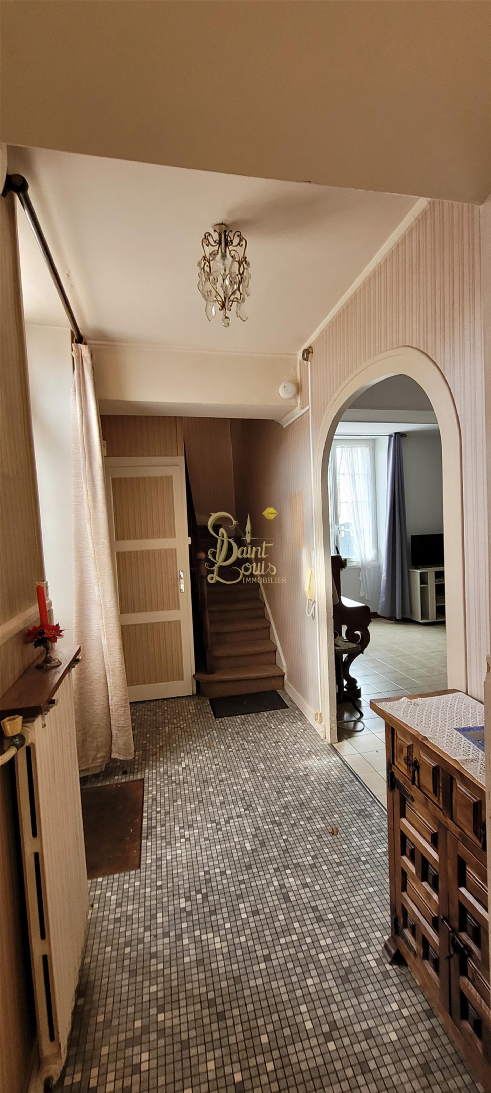Maison Bourgeoise 3 Chambres Piece De Reception Dependances