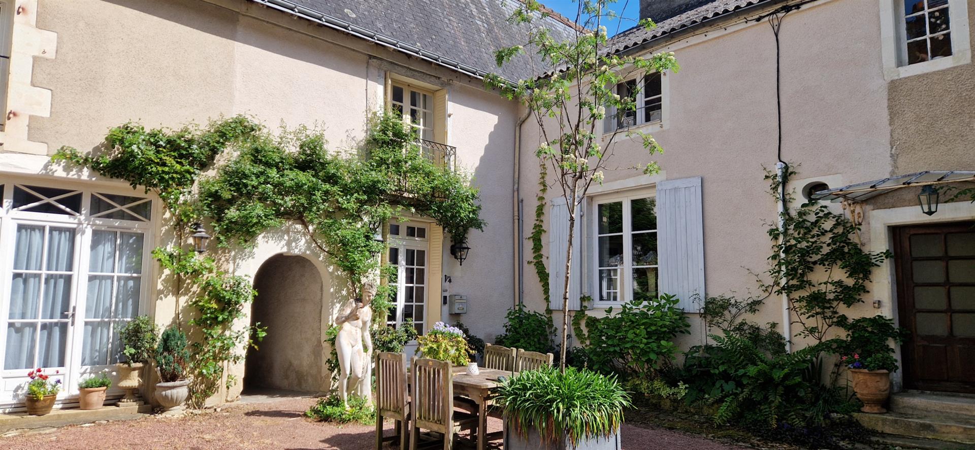 Logis De Charme Du XVIIème Avec Jardin D'hiver