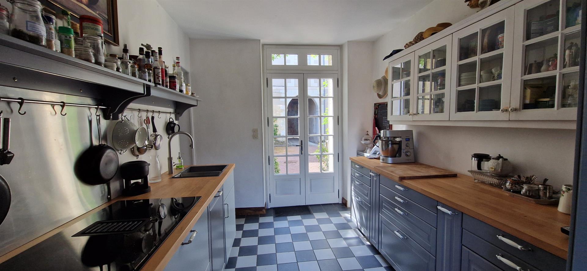Logis De Charme Du XVIIème Avec Jardin D'hiver