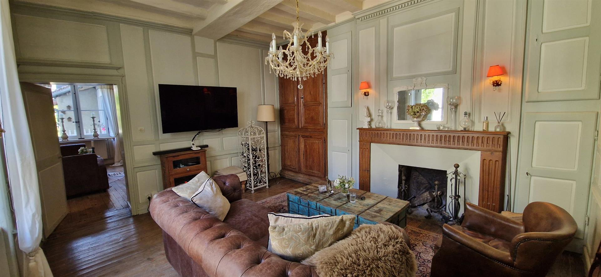 Logis De Charme Du XVIIème Avec Jardin D'hiver