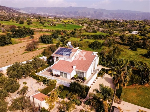 Élégante villa à vendre à Parekklisia : avec vaste jardin