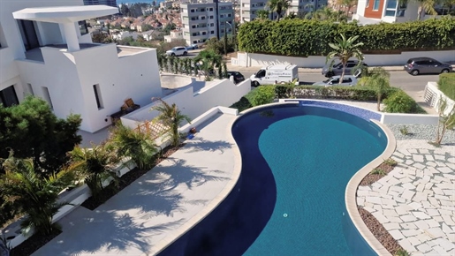 Incroyable villa de 4 chambres avec vue sur la mer à Kalogiroi, Limassol