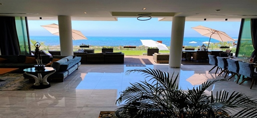 Villa luxueuse de quatre chambres en bord de mer à Kato Paphos