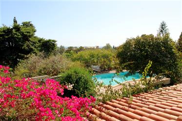 Villa de 3 chambres avec beau jardin, près de la plage de Benagil.