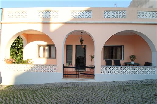 Single storey townhouse in Monchique, near all local ammenities.