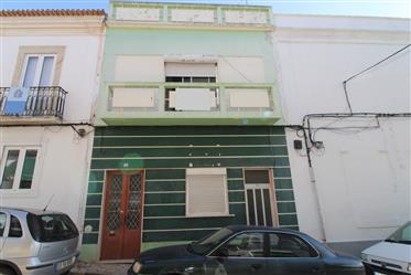 Maison avec projet approuvé dans le centre historique de Portimão.
