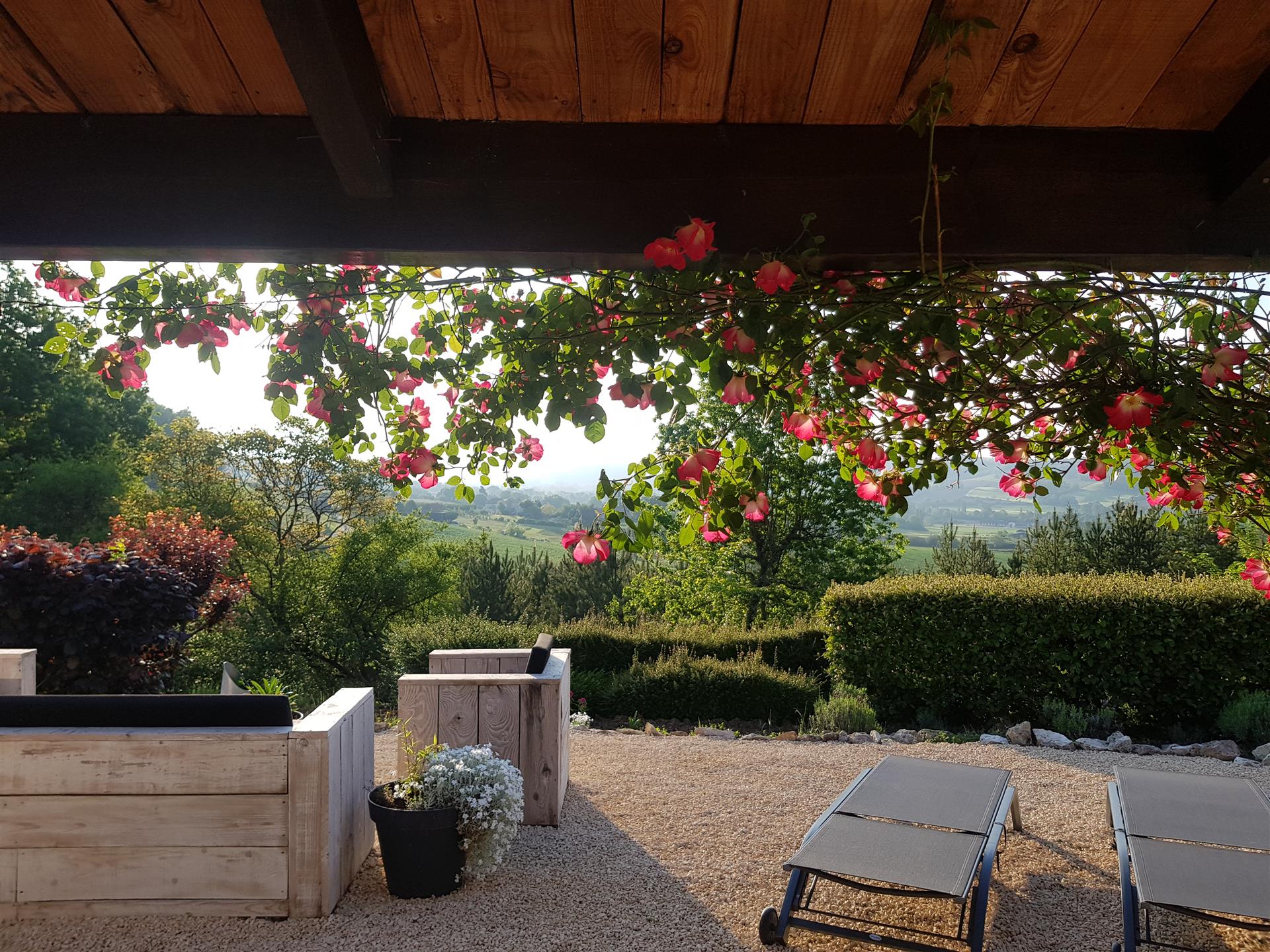 Bonita moradia com 4 ou 5 quartos (ou gite), piscina, garagem e belas vistas