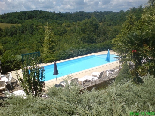On 1 hectare of land, house of 213 m² including 1 apartment of 55 m², 5 bedrooms, 3 shower rooms, of