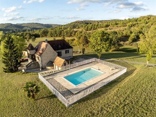 On 20 hectares of land, old house of 220 m², swimming pool and stone barn of 120 m²