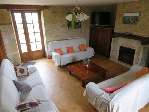 On 20 hectares of land, old house of 220 m², swimming pool and stone barn of 120 m²