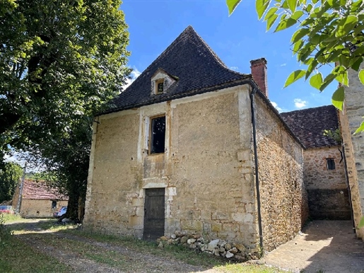 25 minutes from Sarlat, in a quiet hamlet set of builldings to restore with land of 1800m²