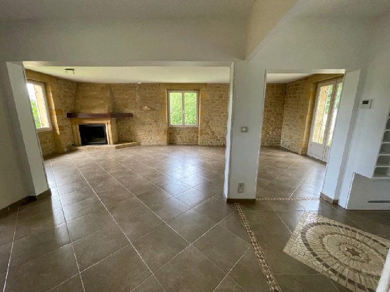 On 2563 m² of land, house of 175 m², 5 bedrooms, 2 bathrooms, 115 m² basement