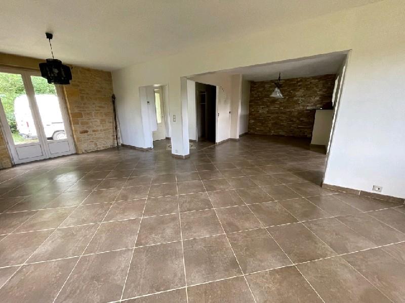 On 2563 m² of land, house of 175 m², 5 bedrooms, 2 bathrooms, 115 m² basement