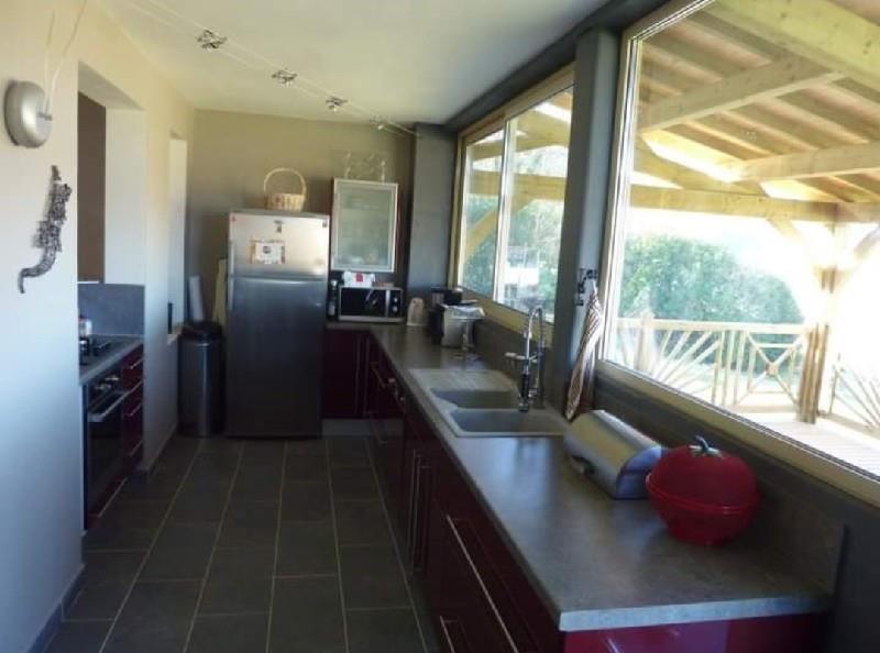 On 2563 m² of land, house of 175 m², 5 bedrooms, 2 bathrooms, 115 m² basement