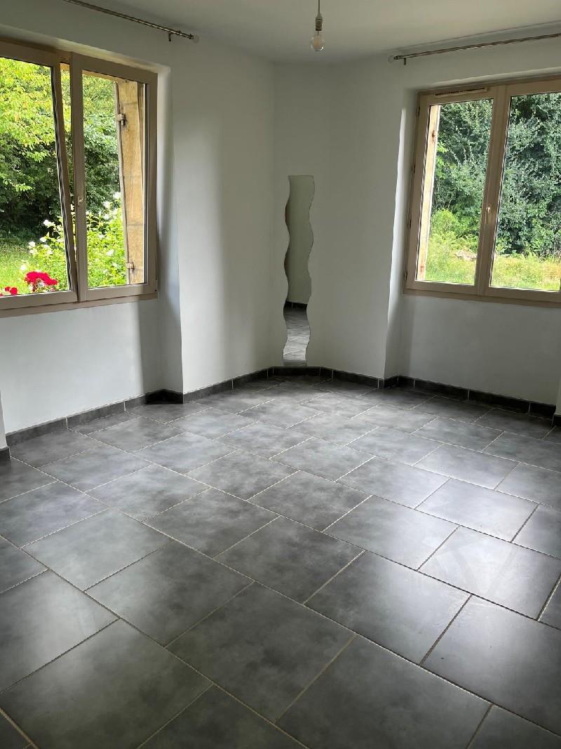 On 2563 m² of land, house of 175 m², 5 bedrooms, 2 bathrooms, 115 m² basement
