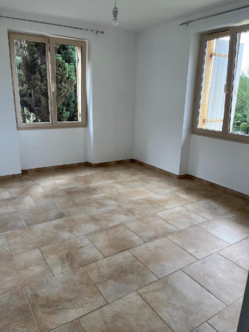 On 2563 m² of land, house of 175 m², 5 bedrooms, 2 bathrooms, 115 m² basement