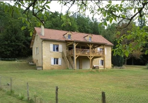 On 2563 m² of land, house of 230 m², 5 bedrooms, 2 bathrooms, 115 m² basement