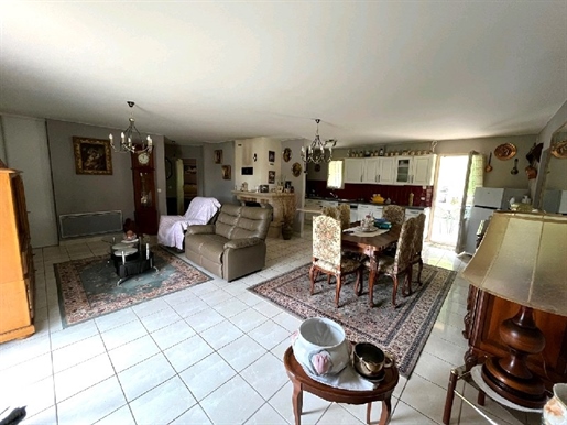 5 minutes from Sarlat, single storey house of 85 m² on 2472 m² of land.