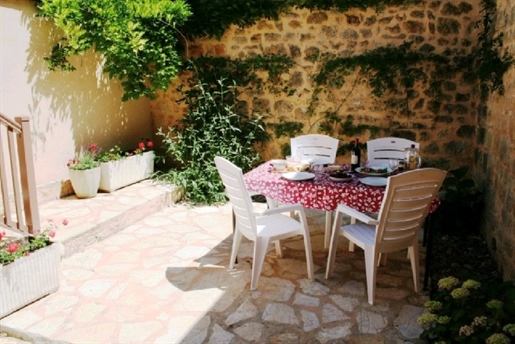 Stone house of 90 m², living room, dining kitchen, 2 bedrooms, 2 bathrooms, interior courtyard of 25