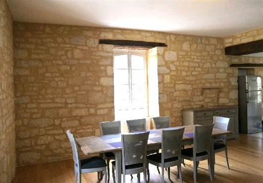 In the heart of the Bastide de Domme, top-of-the-range renovated 150 m² apartment, 60 m² living room