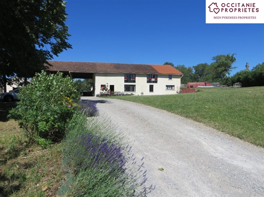 Large renovated farmhouse 342m2 with 2 400m2 of garden, swimming pool and adjoining hangar on one si