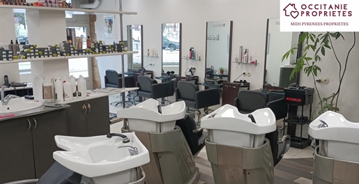 Business with loyal customers of a hair salon in the city center of Foix