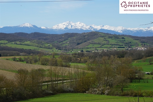 Domaine avec vue sur les Pyrénées.