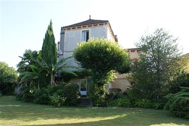 Character Town House, Good Condition, Garage, Approximately 1100 M² Of Land, Well