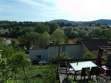 River View: Renovated house with 3 bedrooms and garage on 2544 m² of land.