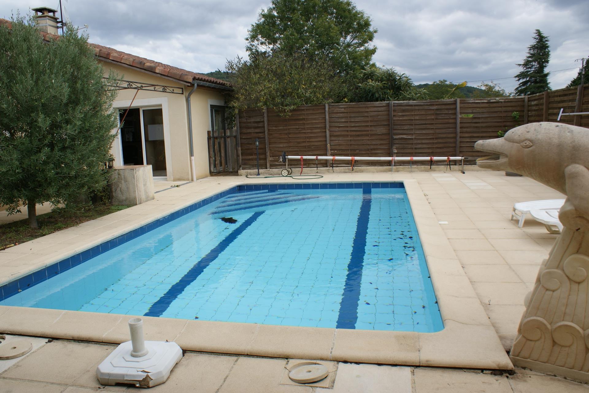 Contemporary One-Story House On 1950 M² Of Land With Swimming Pool And Garage