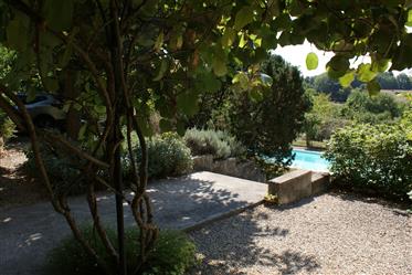 Karaktervol huis met zwembad, garage, tuin en prachtig uitzicht. Gelegen in een gehucht, rustig.
