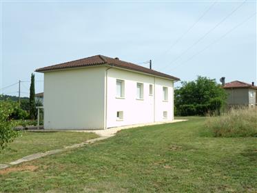 House with basement in good condition on 2000 m² of land with outbuilding and well.