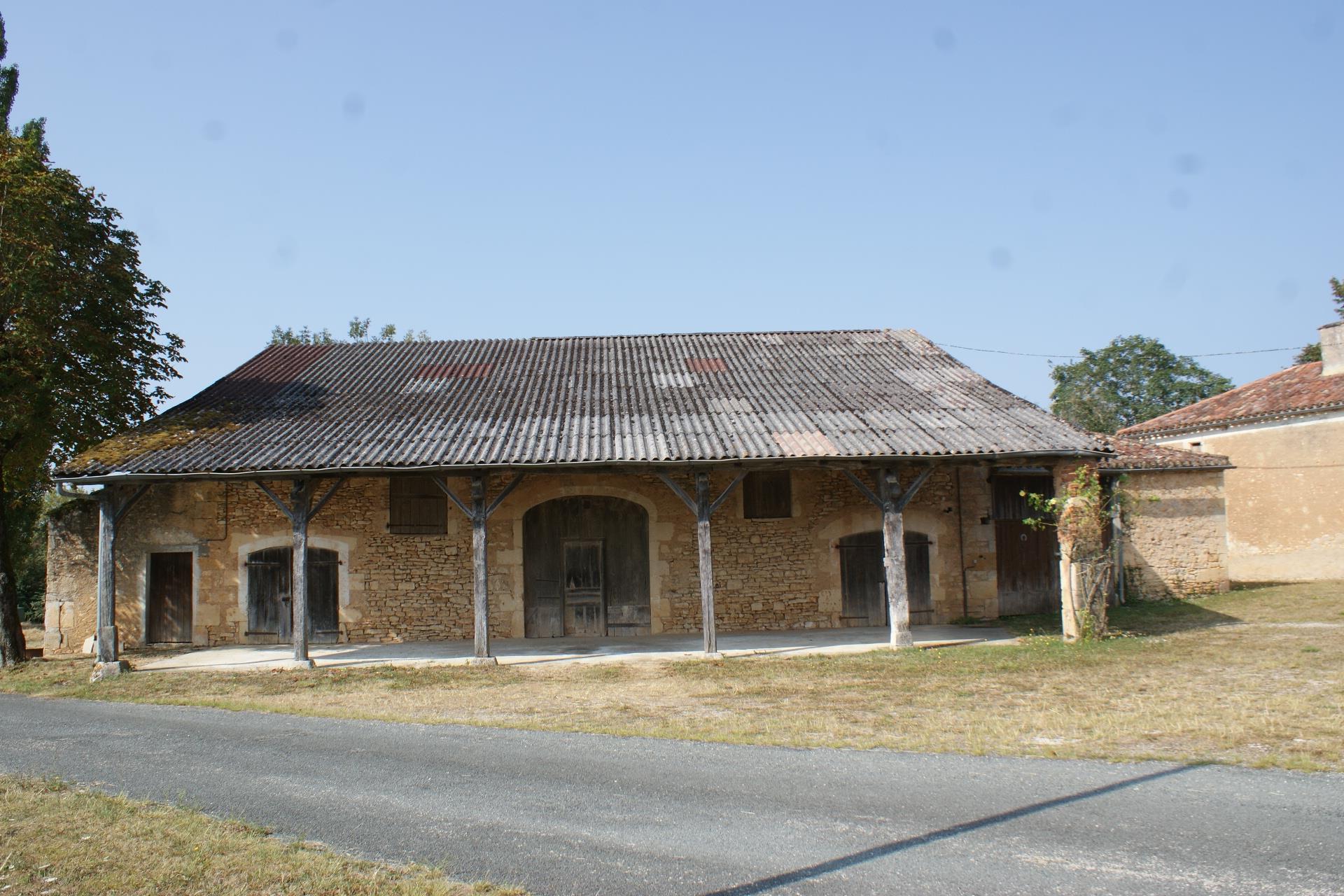 Maison De Caractere Avec Dependances, Terrain, Puits Et Belles Vues.