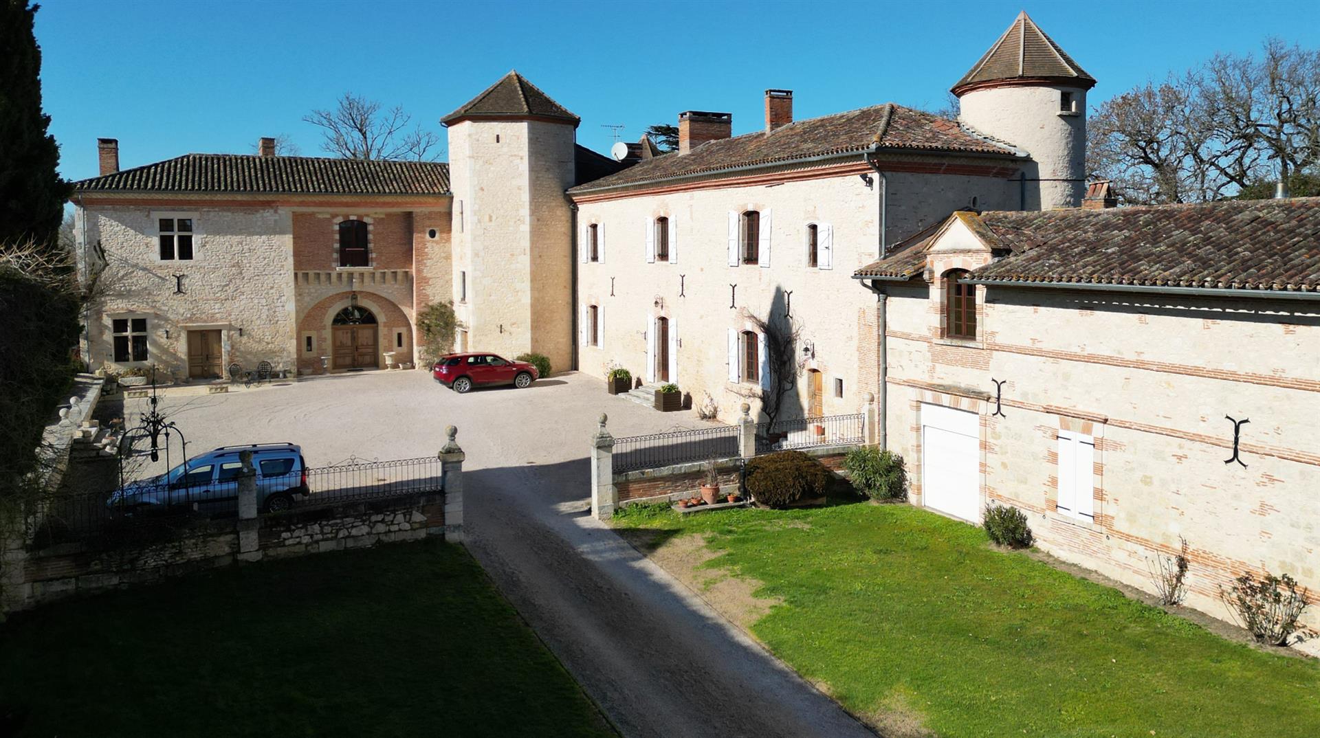 Impeccably renovated castle in the Gers
